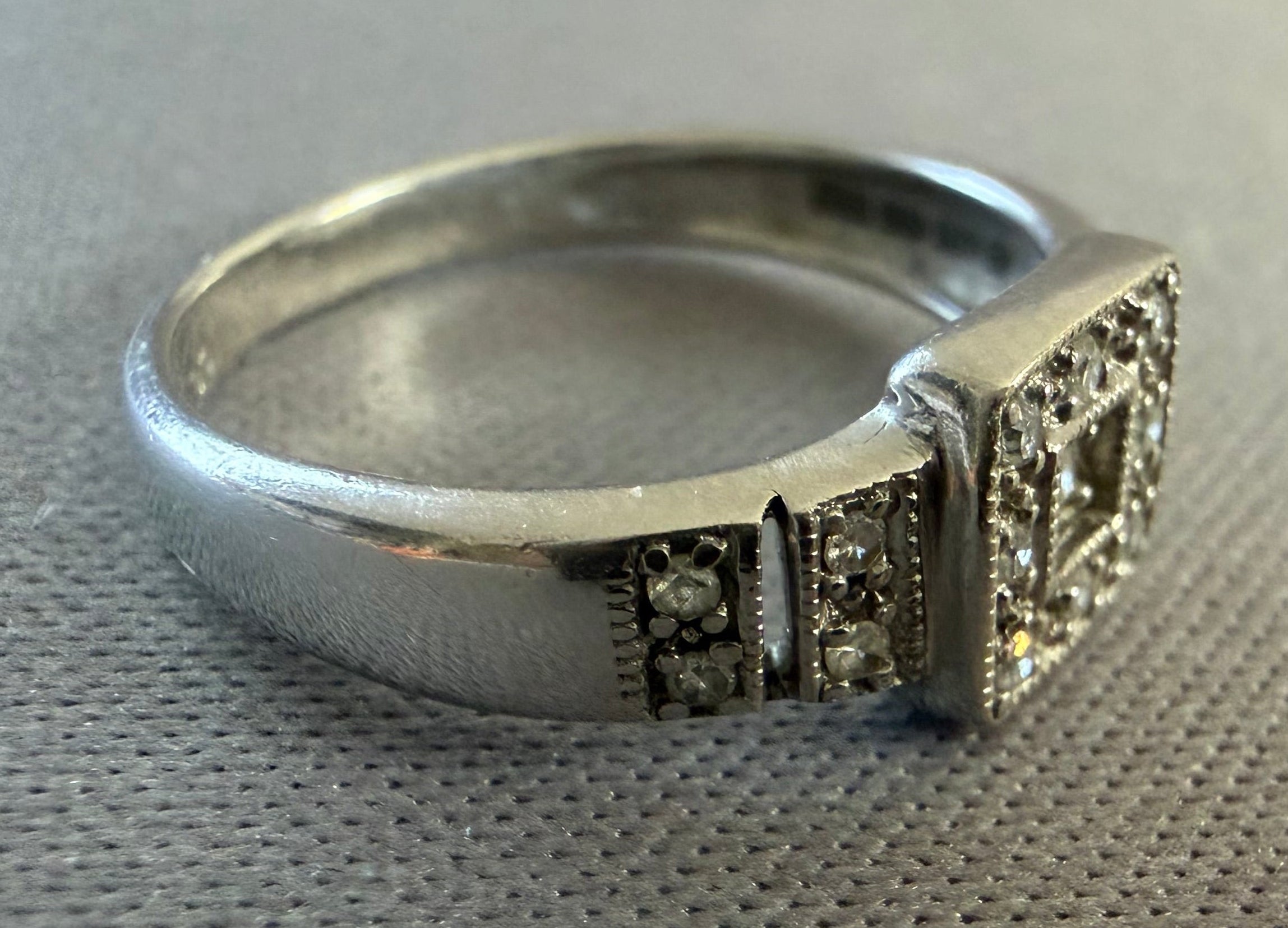 Vintage 9ct White Gold Diamond Ring