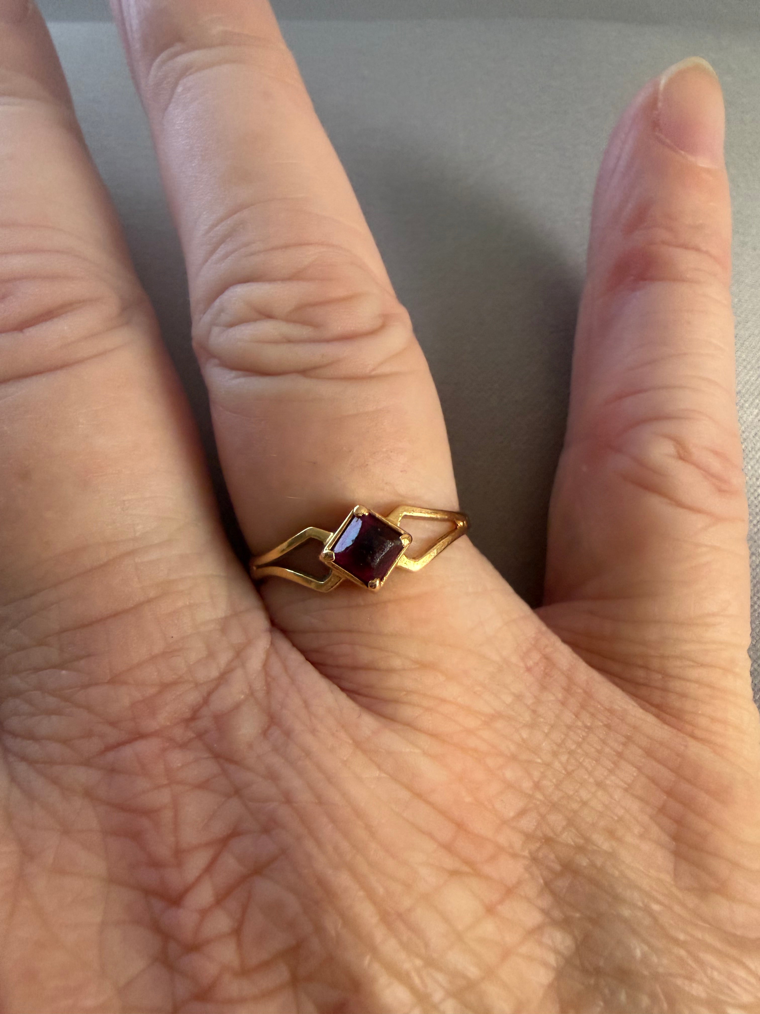 Vintage 18ct Yellow Gold and Garnet Ring