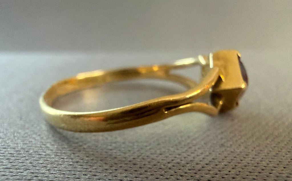 Vintage 18ct Yellow Gold and Garnet Ring