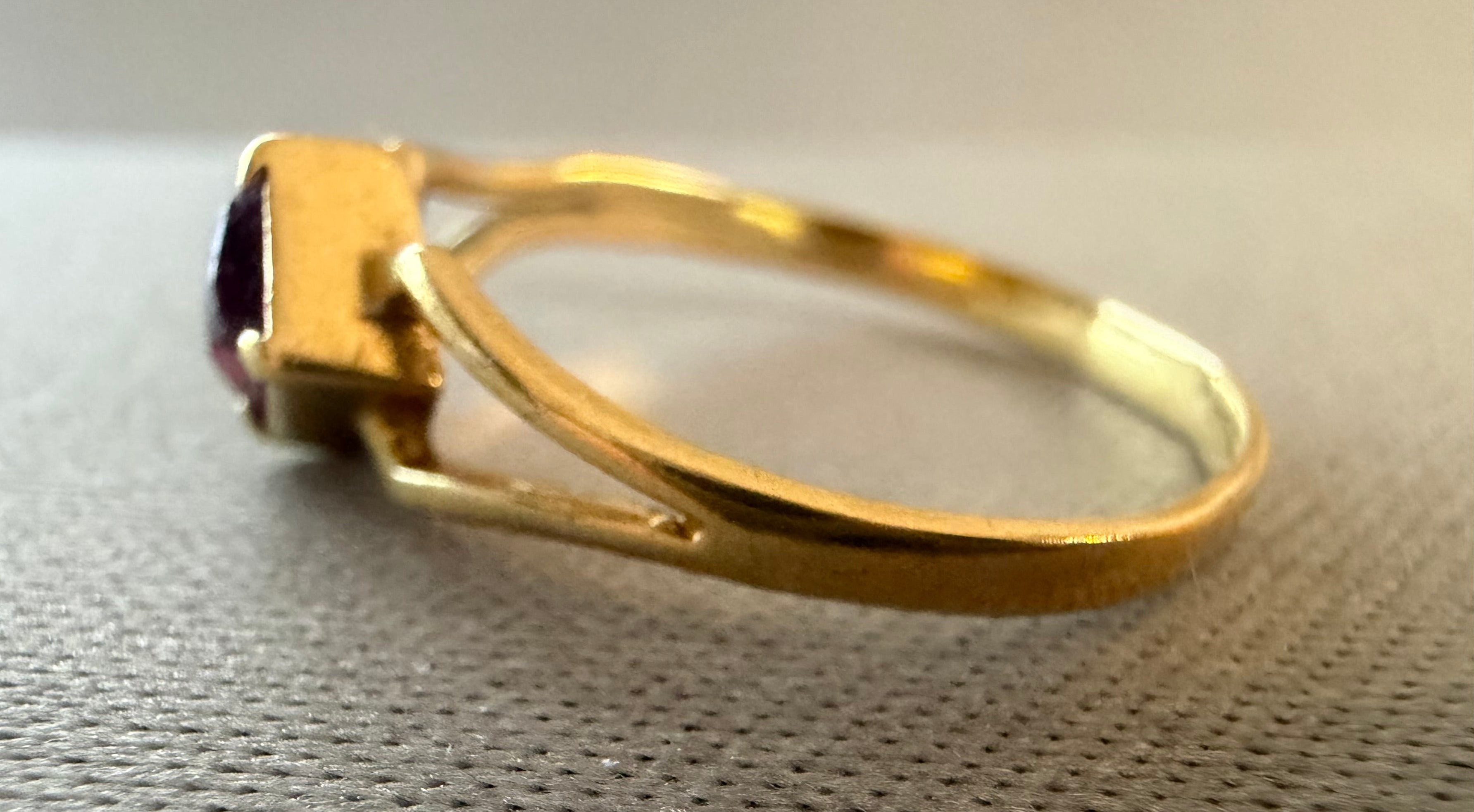Vintage 18ct Yellow Gold and Garnet Ring