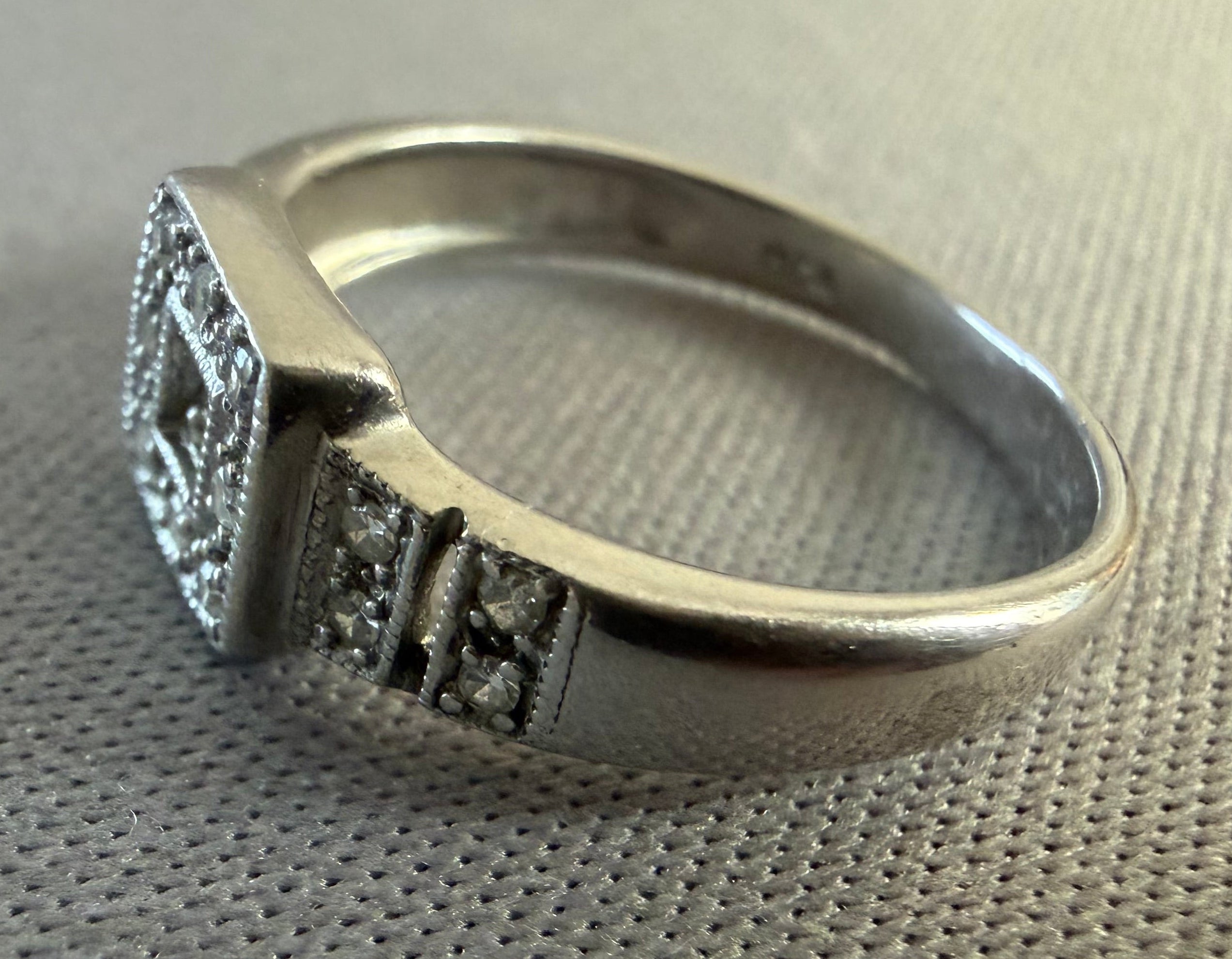 Vintage 9ct White Gold Diamond Ring