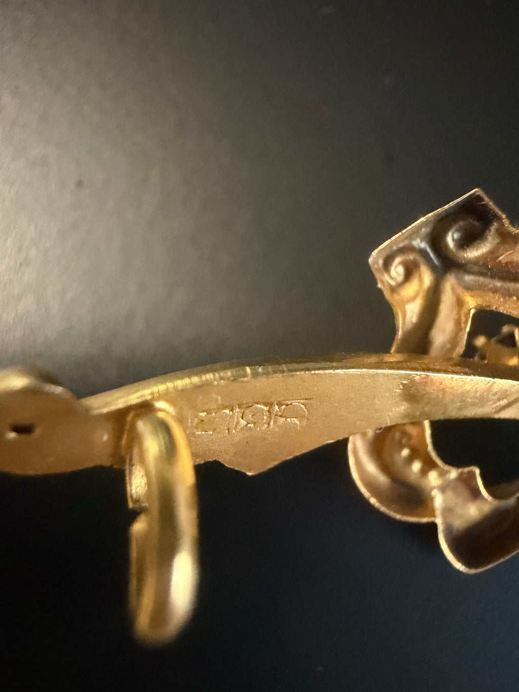 Aronson & Co. antique 9ct gold brooch c.1890–1900, 9CT hallmark detail