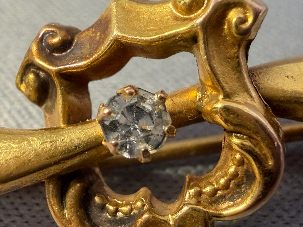 Aronson & Co. antique 9ct gold brooch c.1890–1900, close-up of paste stone setting