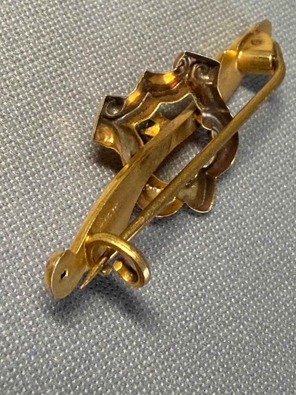 Aronson & Co. antique 9ct gold brooch c.1890–1900, reverse showing pin clasp side

