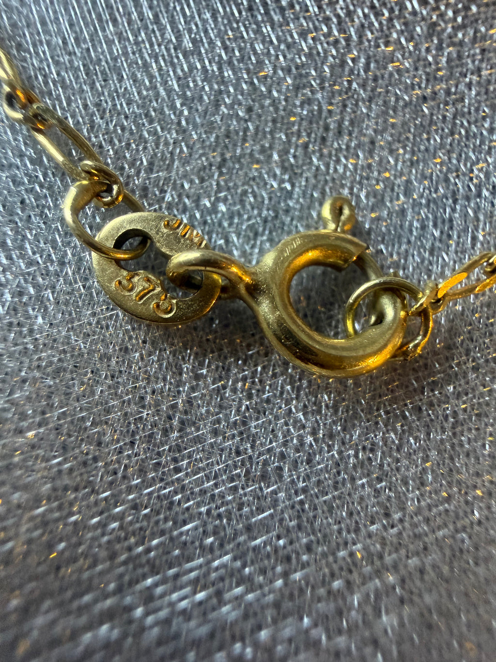 Vintage 9ct gold heart locket on 40cm fine gold chain, full length